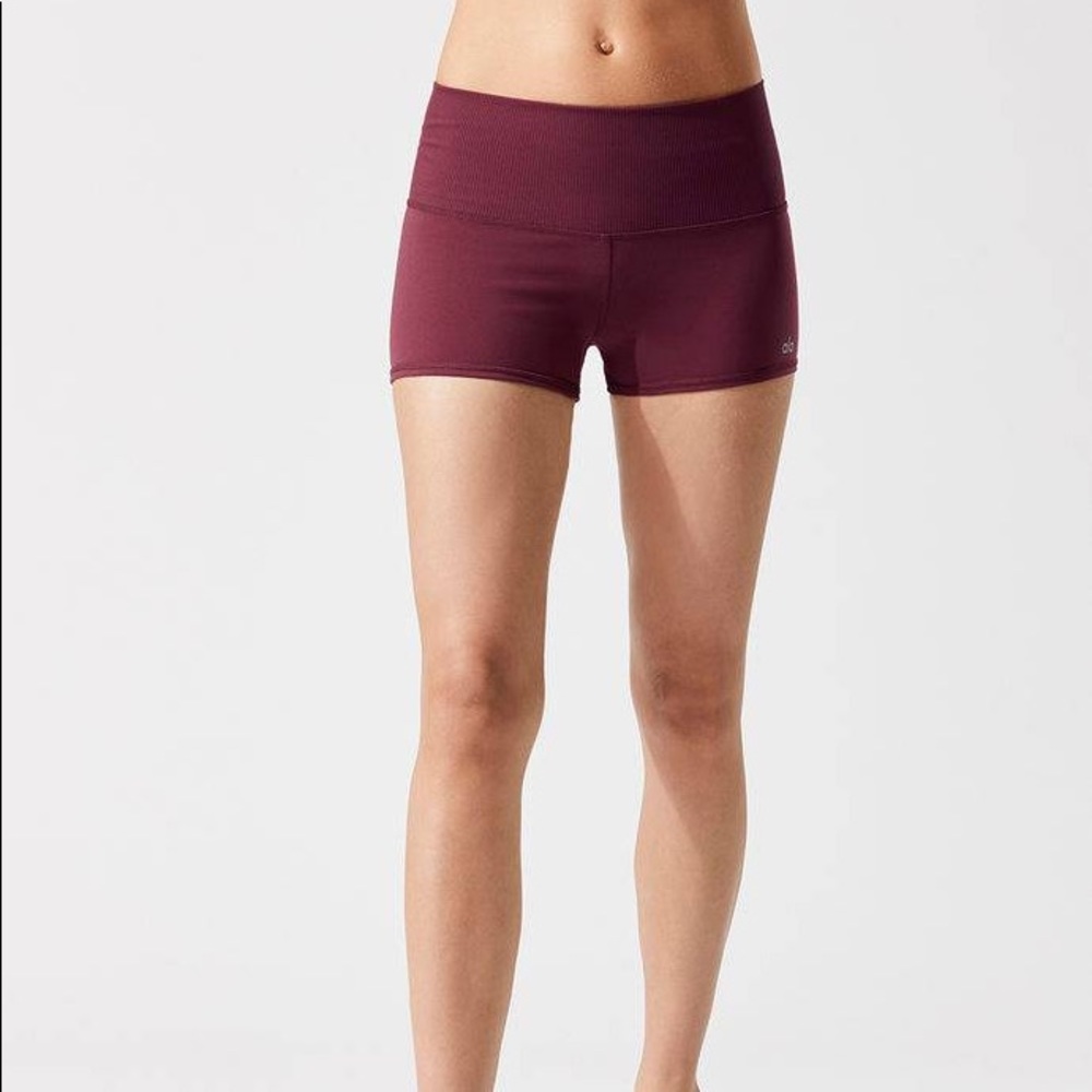 alo aura shorts black cherry - small
